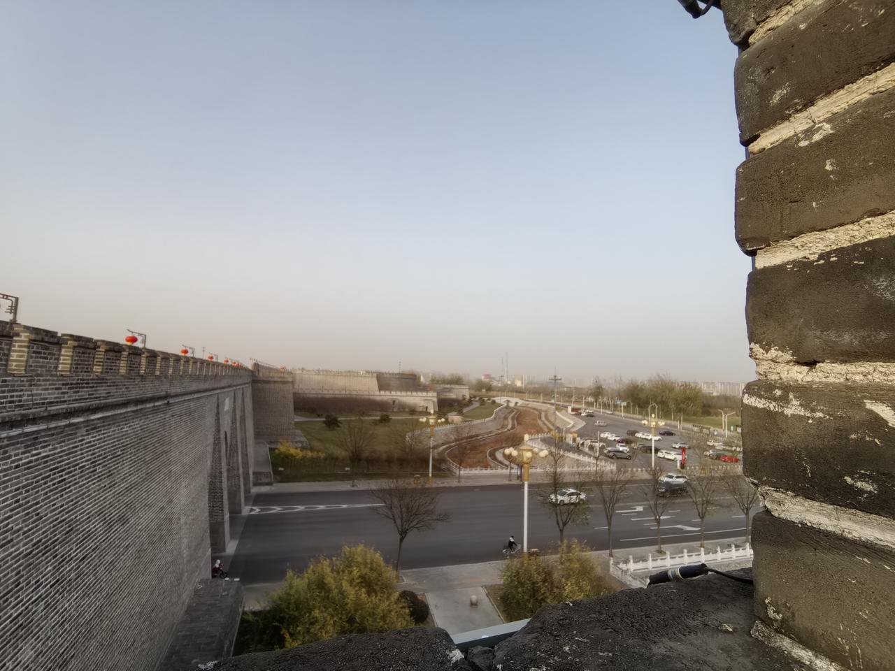 你看到这前三个图片了吧。这是我前些时拍的。是不是特有意境。夕阳西下，城墙巍峨，墙