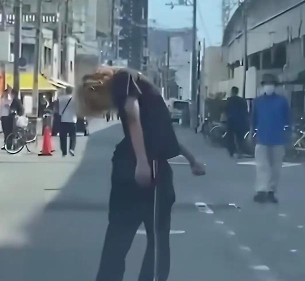 日本大阪街头那段“丧尸”视频，初看像极了美国芬太尼危机的翻版。但真相藏在细节里：