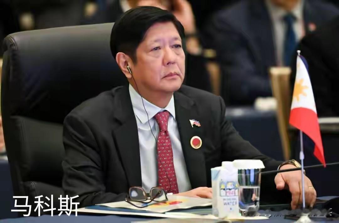 菲律宾政坛最近很是热闹，马科斯、莎拉这两个正副总统之间，天天斗个不停，原本他们是