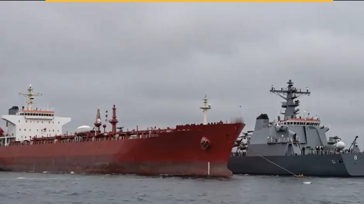 一艘油轮在海上突然遭遇美军封锁，更令人震惊的是，这艘油轮在被封锁期间竟然狂发了7
