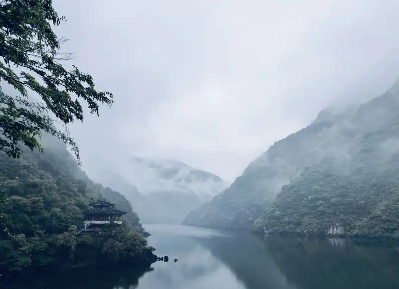 上联：岁月如歌翻新页。诚邀下联 看到“岁月如歌翻新页”这个上联，瞬间就觉得很有意