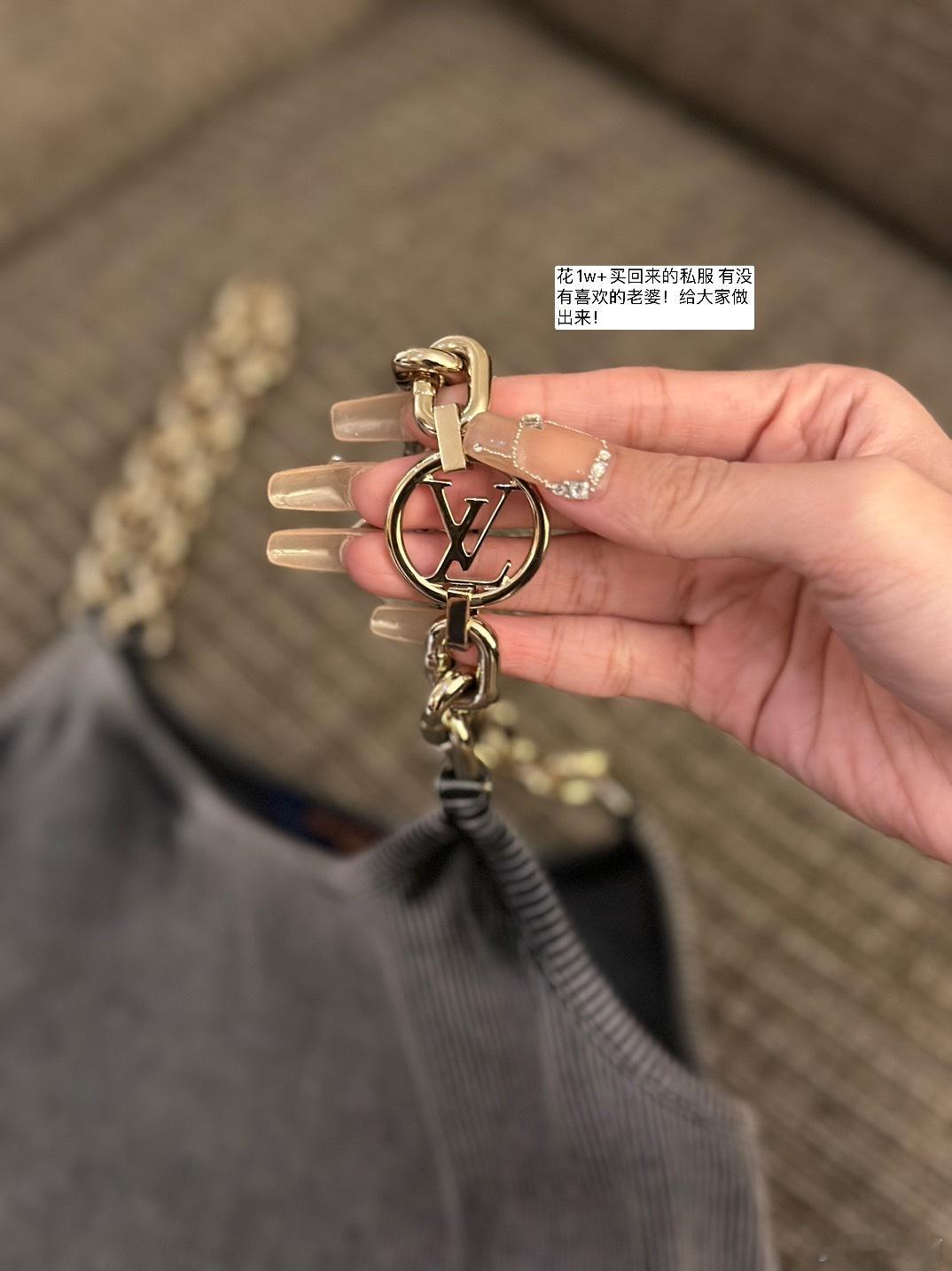 祝老婆们520 521快乐呀[爱你]我都是在工作中过的 又开始给大家准备新款了下