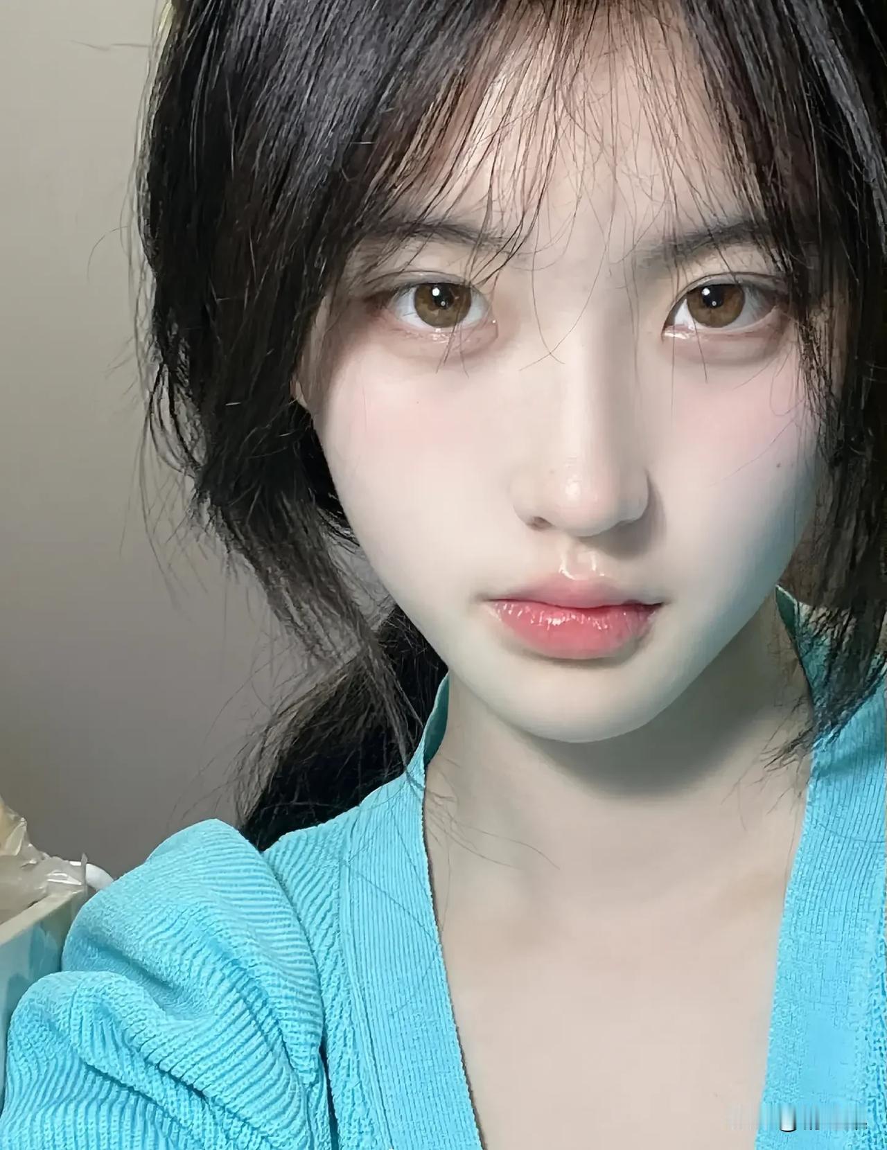 温柔甜美的蓝绿色毛衣，元气满满的一天！🌟✨