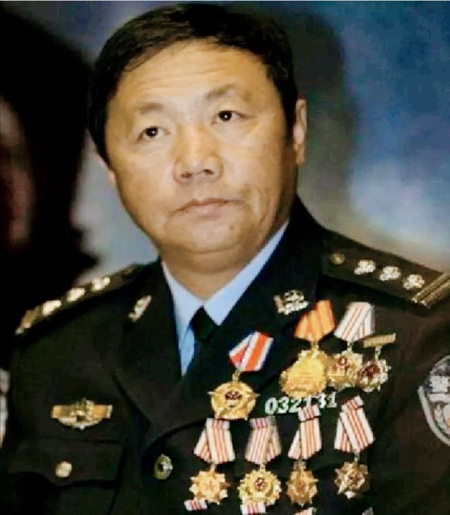 ??2003年，齐齐哈尔某酒店惊现11枚定时炸弹，排爆专家于尚清成功拆除10枚后