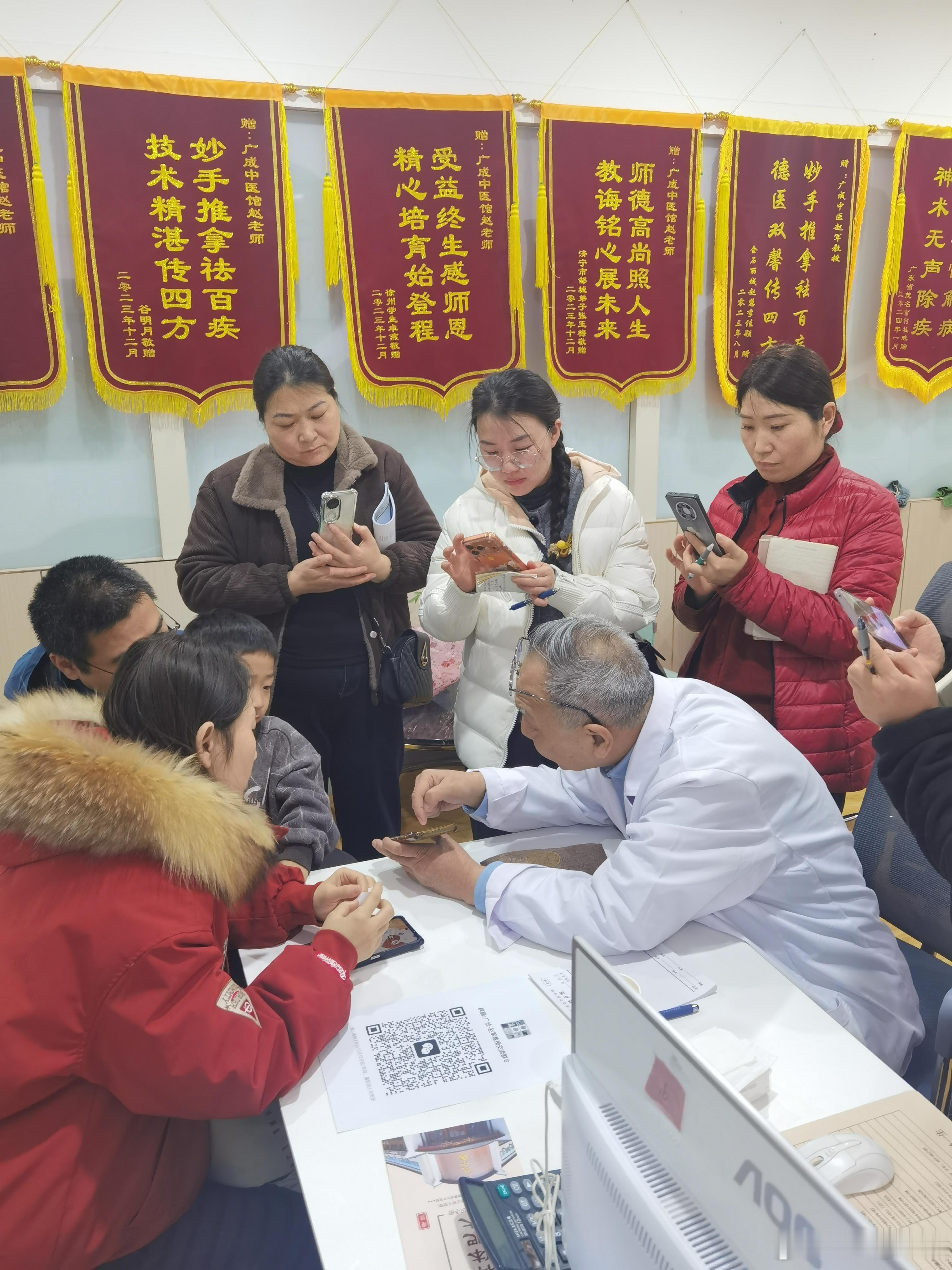 《黄帝内经》脉要精微论中说:天地转，人随变，阴阳消长看脉管。春脉暖，夏脉炎，秋脉