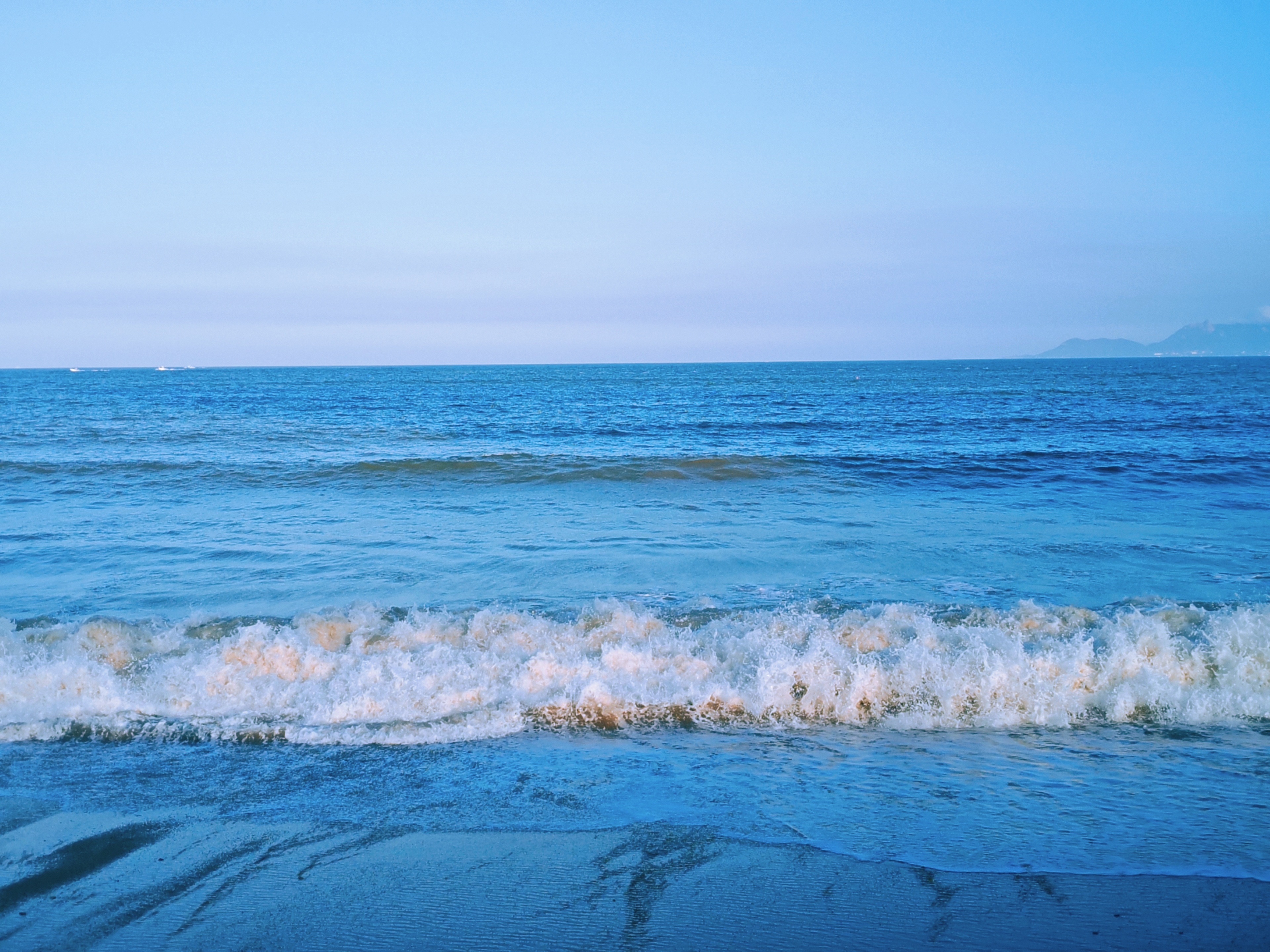 海风萧瑟，洪波涌起。日月之行，若出其中。  ​​​