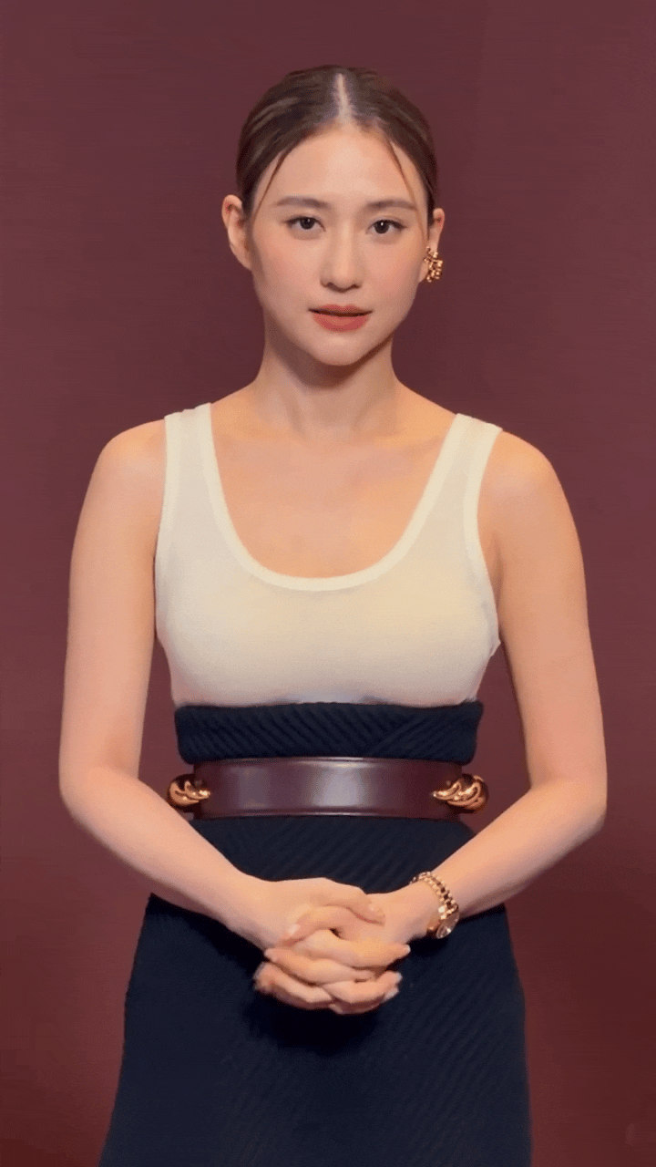 何超莲这样穿好显身材啊！