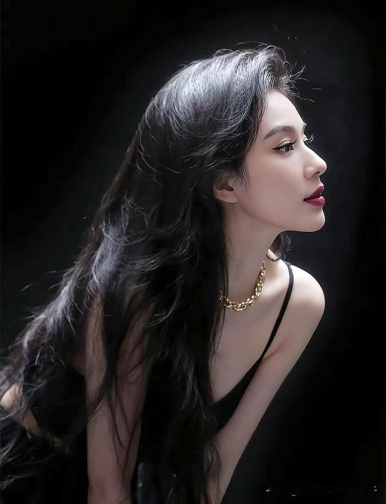 披肩大波浪卷发，让女生看起来性感而不张扬……[飞吻][飞吻]