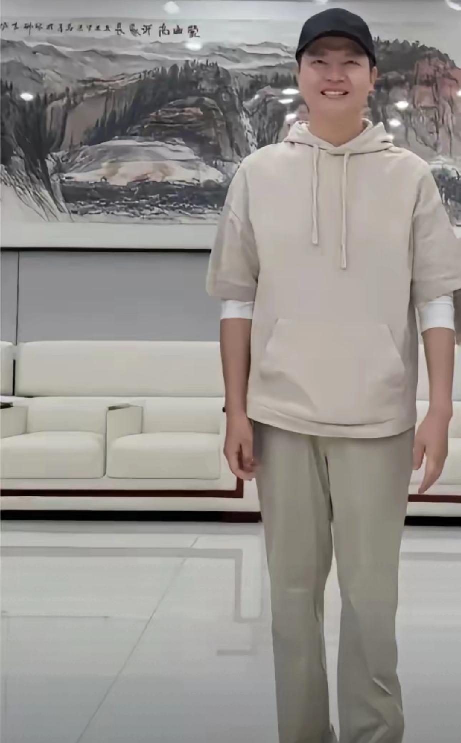 任鲁豫携妻带子游琅琊古城！妻子首露面颜值惊艳，一家超温馨
 
        网