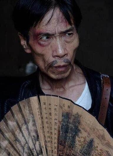 成都破坏马库斯和平小屋并索取钱财的贾某（非下图）有队长的威风，她那个组织不叫自律