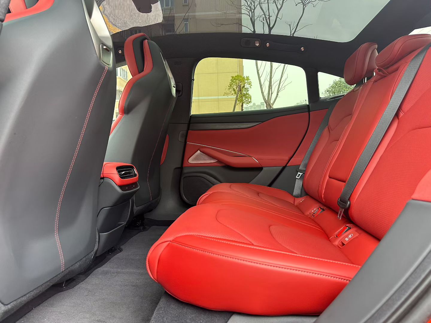 雷军称小米汽车熔岩橙配色敢买的人太少这个颜色确实不好驾驭，而且不耐看，时间一久就