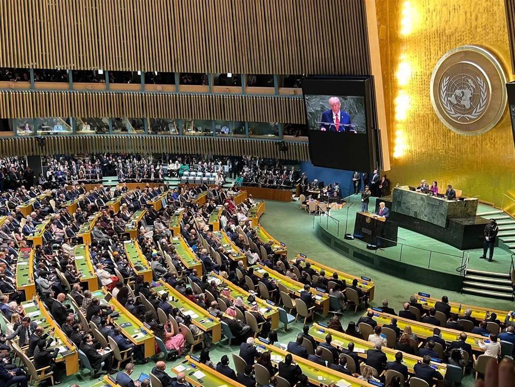 联合国上演“震惊一幕”！
台湾前“国安局长”李翔宙2月25日晚发文写道：“202