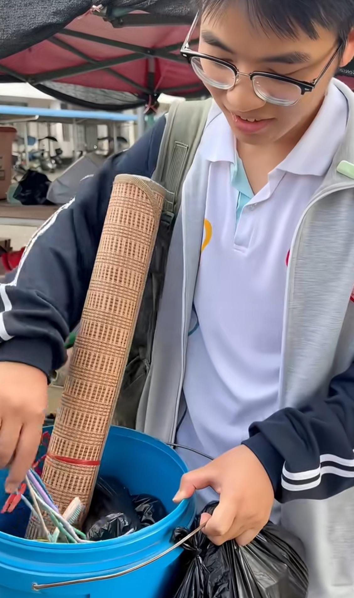 高考结束后，这个年轻人用一个机油桶装着简单的行李离开学校，准备暑假时间去打工赚点