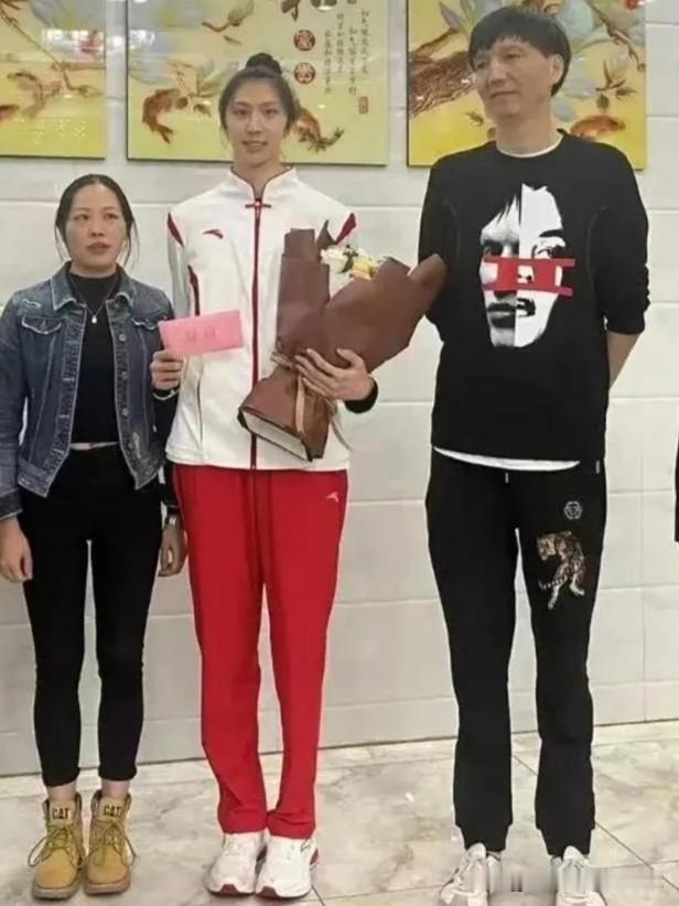 吴梦洁的母亲张冬梅，江苏南通本地人。
一家四口里面她个子最娇小，却是十足的贤妻良