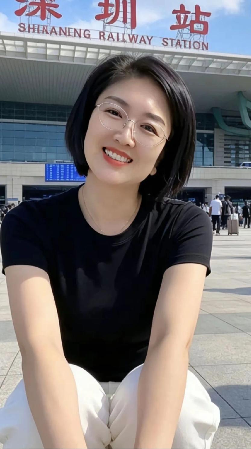 我敢肯定！娶这样的女人做妻子，家旺人旺财富旺！

         深圳站前蹲的