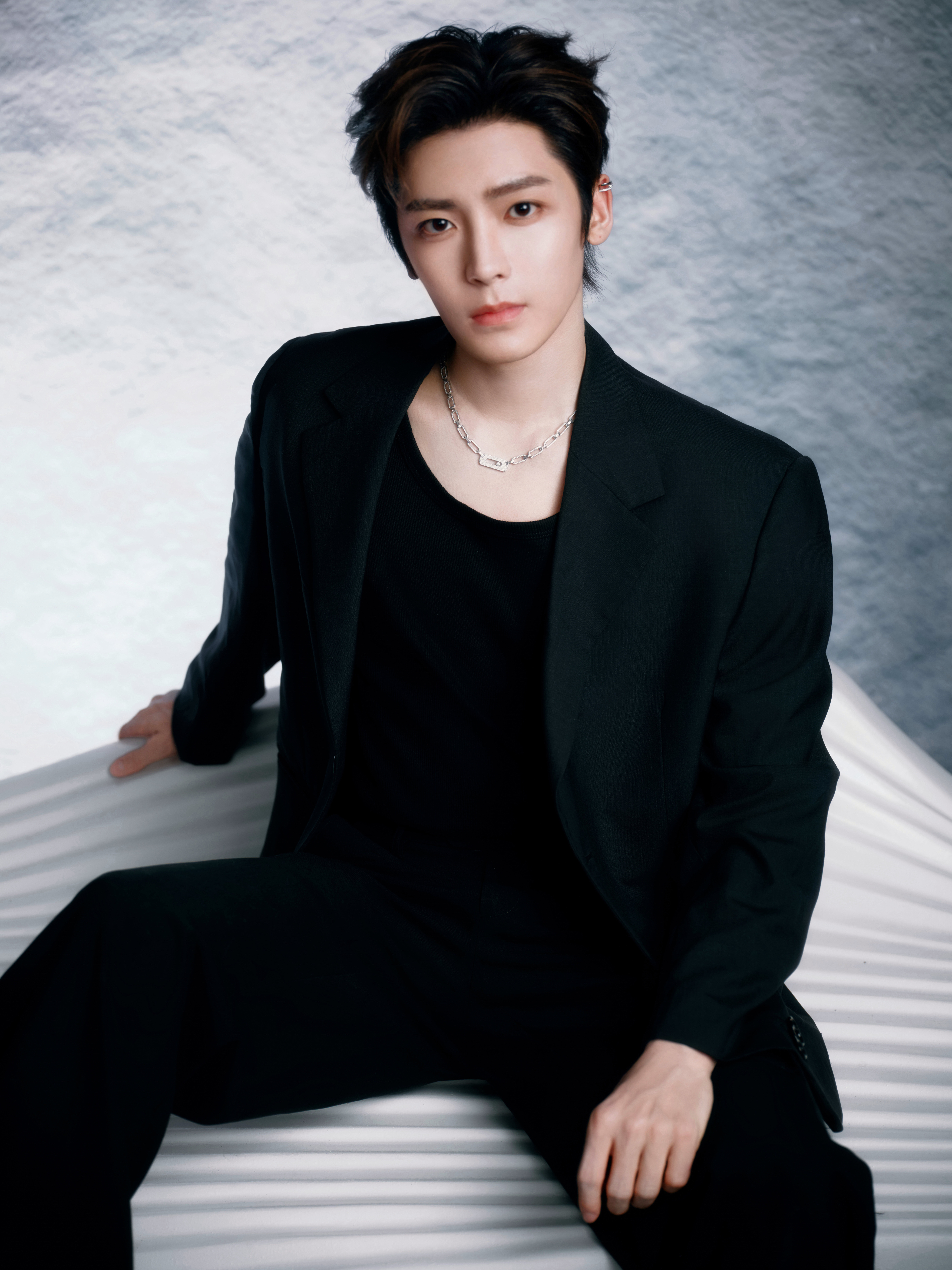 侯明昊 × 今日代言品牌线下活动， 经典 All Black 西服套装出镜，Me