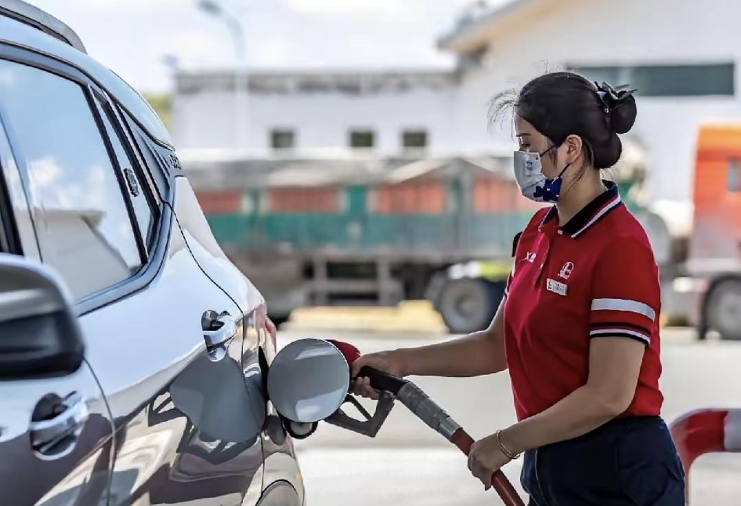 油价又涨了，4S店门口冷清得反常，老销售蹲在台阶上刷手机。
这回涨了三毛八，不多