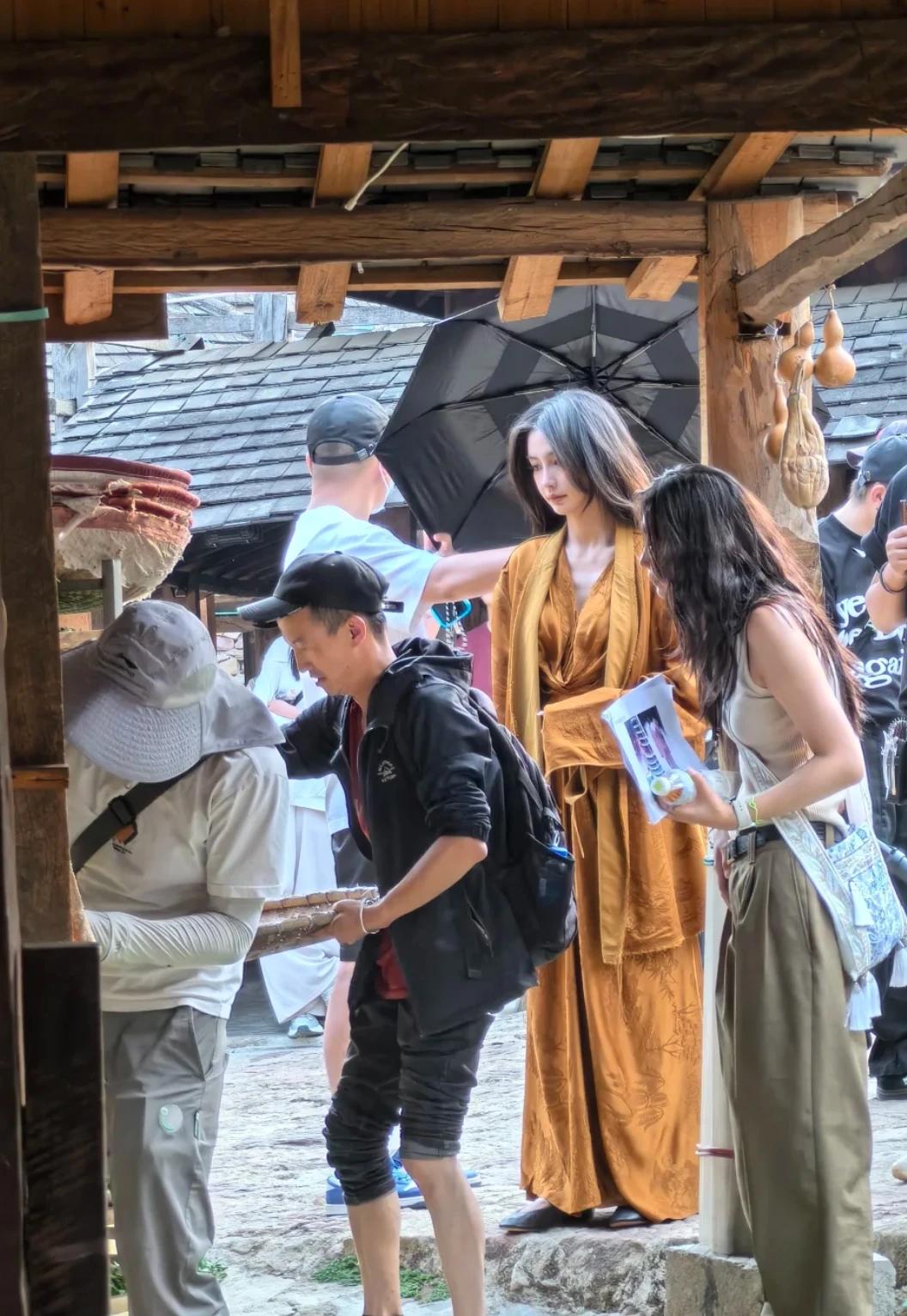 普洱翁基古寨偶遇杨颖拍戏
好美的baby啊
白的发光，真的是让人一眼沦陷
生图氛