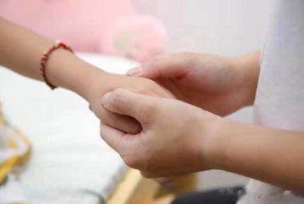 孩子容易积食？消化不良？医院是这样给孩子推拿的！按这些穴位就对了！
 
1.清胃