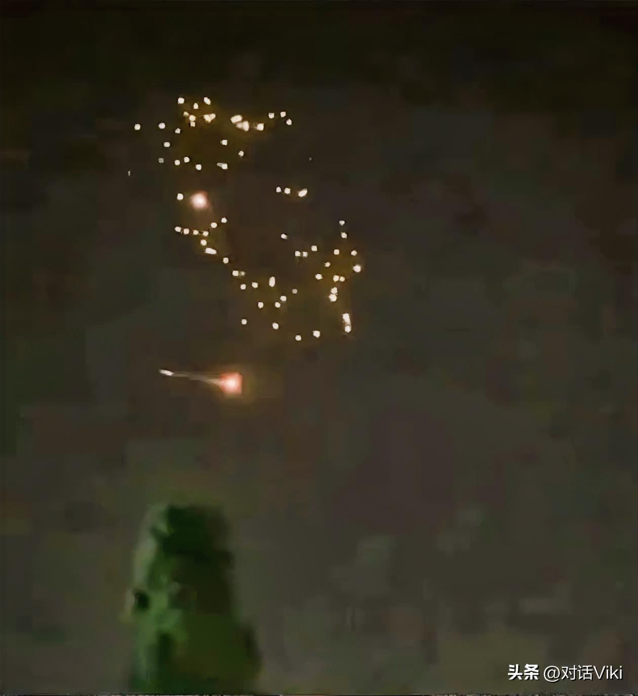 这下以色列就算后悔也有点晚了。大家看看以色列上空的这个壮观场面（下图），真的是百