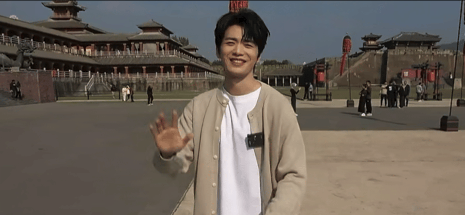 易大千王子变青蛙横店版 是谁领奖时是礼貌帅气的青年演员，一到横店就“e人属性”大