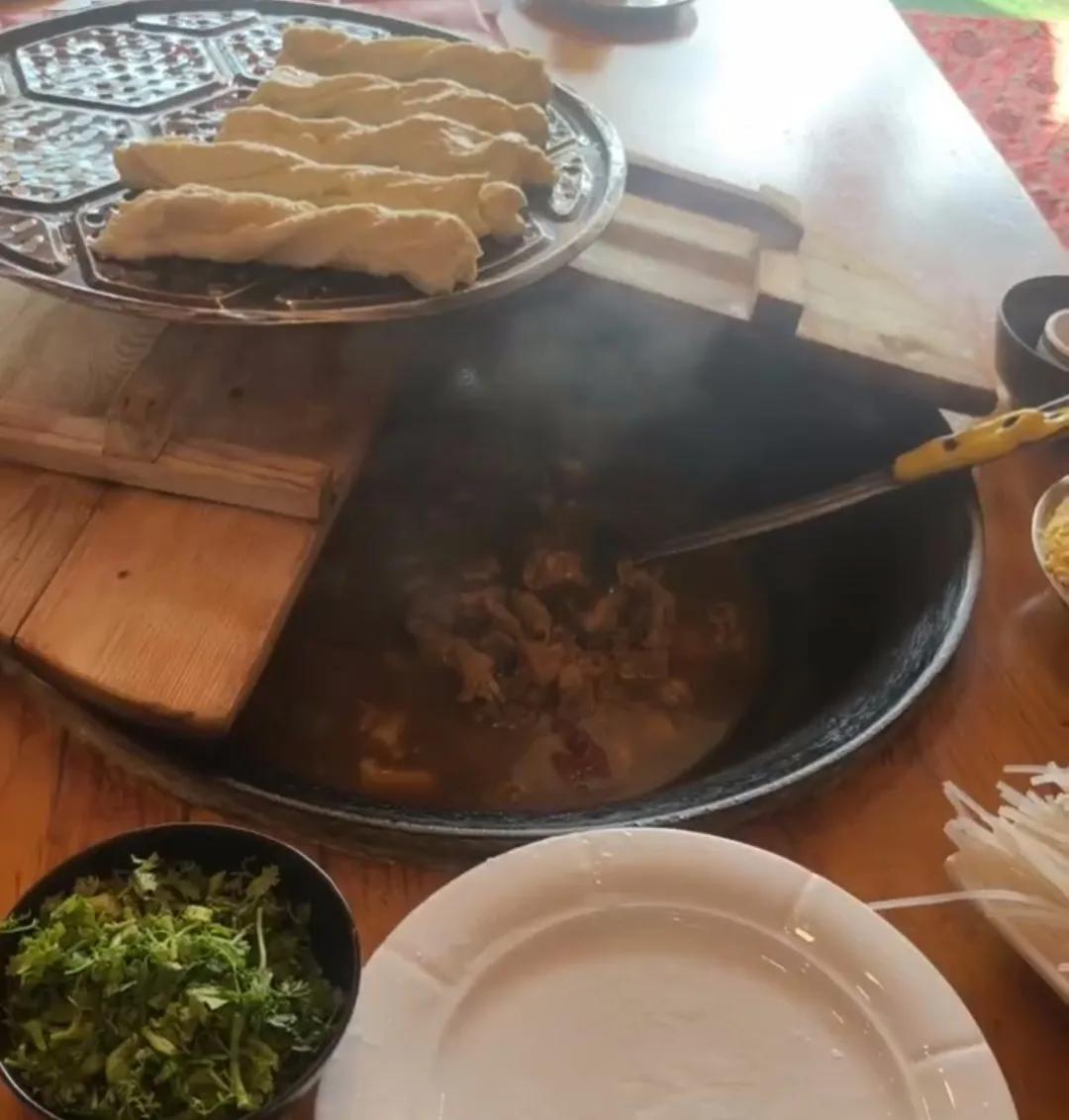 昨天上午海林盛哥来电话，说，兄弟晚上整点不？我说整就整呗。我说吃啥去？盛哥说不吃