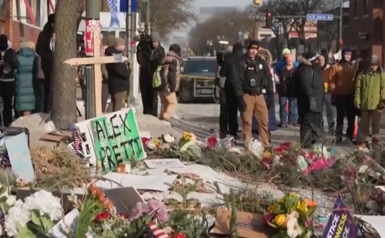 美国明尼阿波利斯街头，民众为遭联邦执法人员枪杀的公民亚历克斯·普雷蒂搭建起临时纪