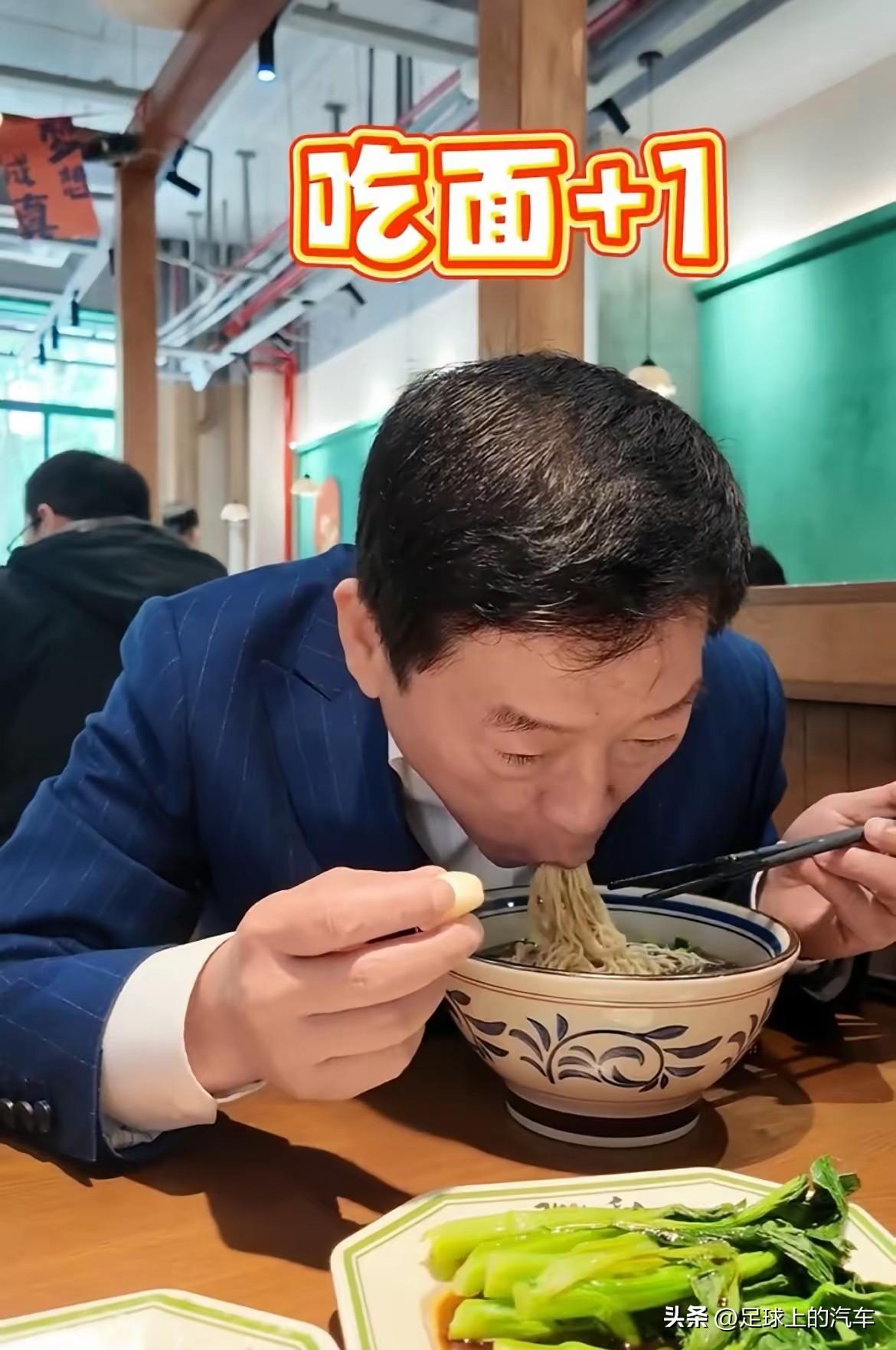 魏建军又去上海吃面条了！感觉他都快成美食博主了！

有网友说，魏总这波太接地气了