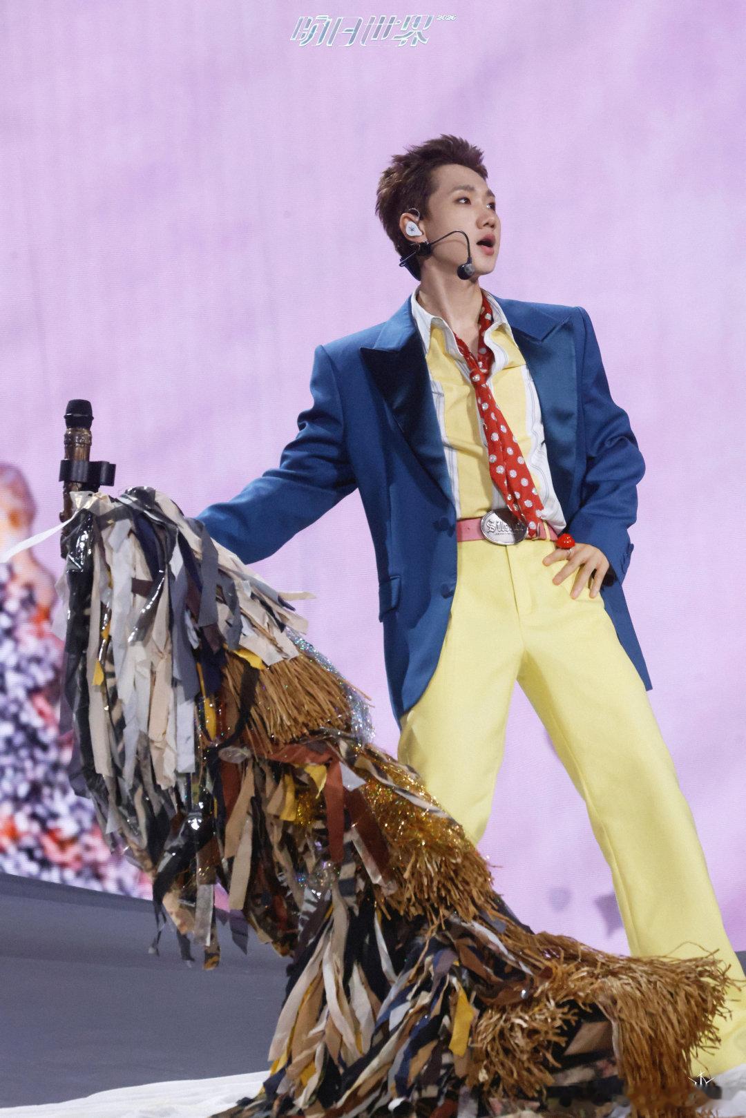 汪苏泷内场没几个人挥荧光棒的别人演唱会内场荧光棒挥舞不停，汪苏泷这场内场大家专注