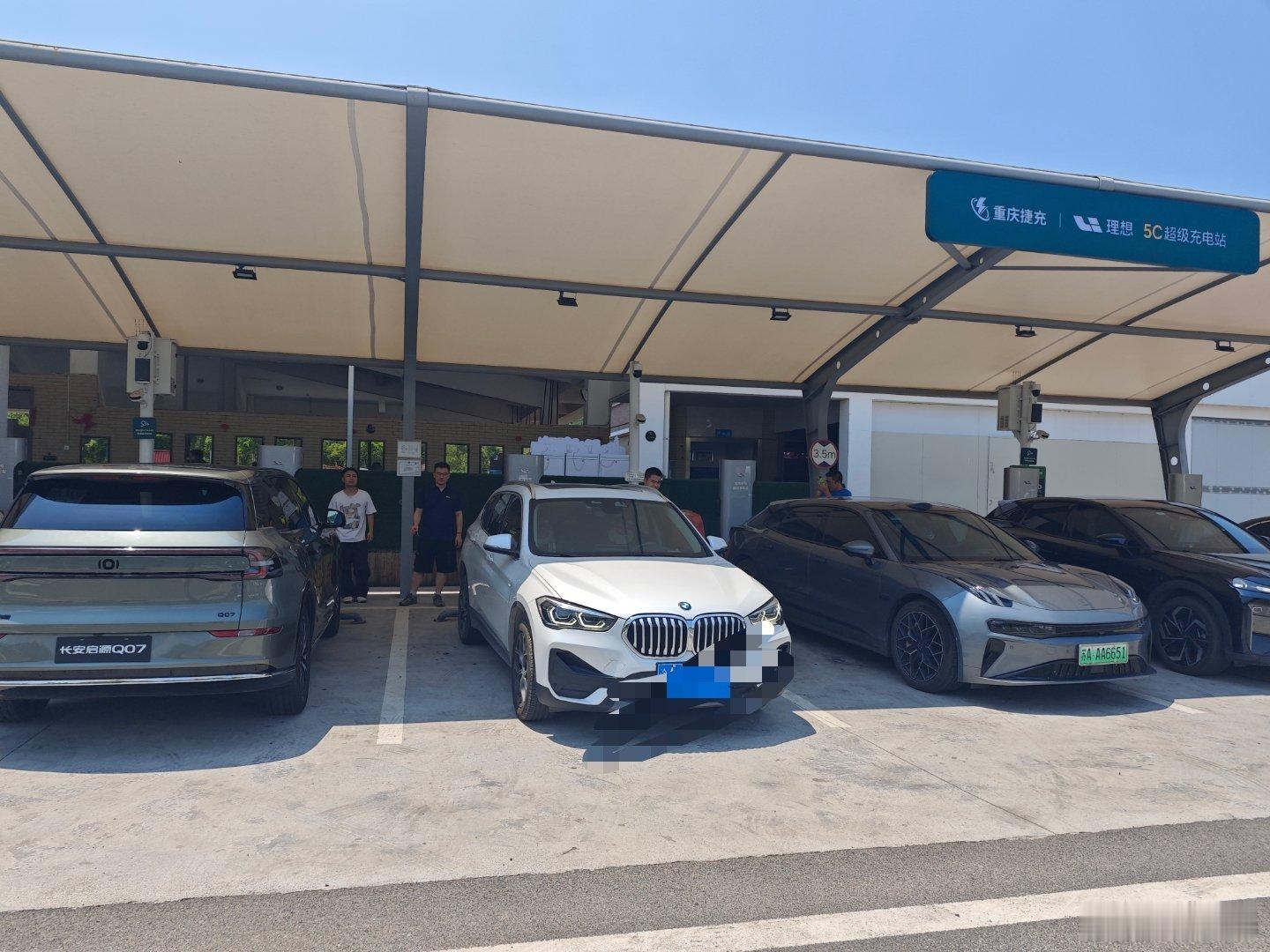 已经完全负载没有空位的理想5c桩，正中间停了个宝马车，问问网友们怎么看这种行为呢