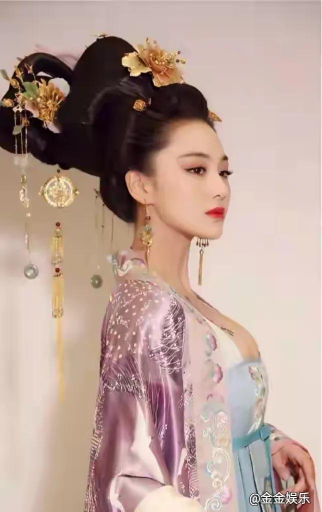 张馨予这身古装写真，宛如从历史画卷中走来的古典佳人，美得令人心醉神迷。她身着一袭