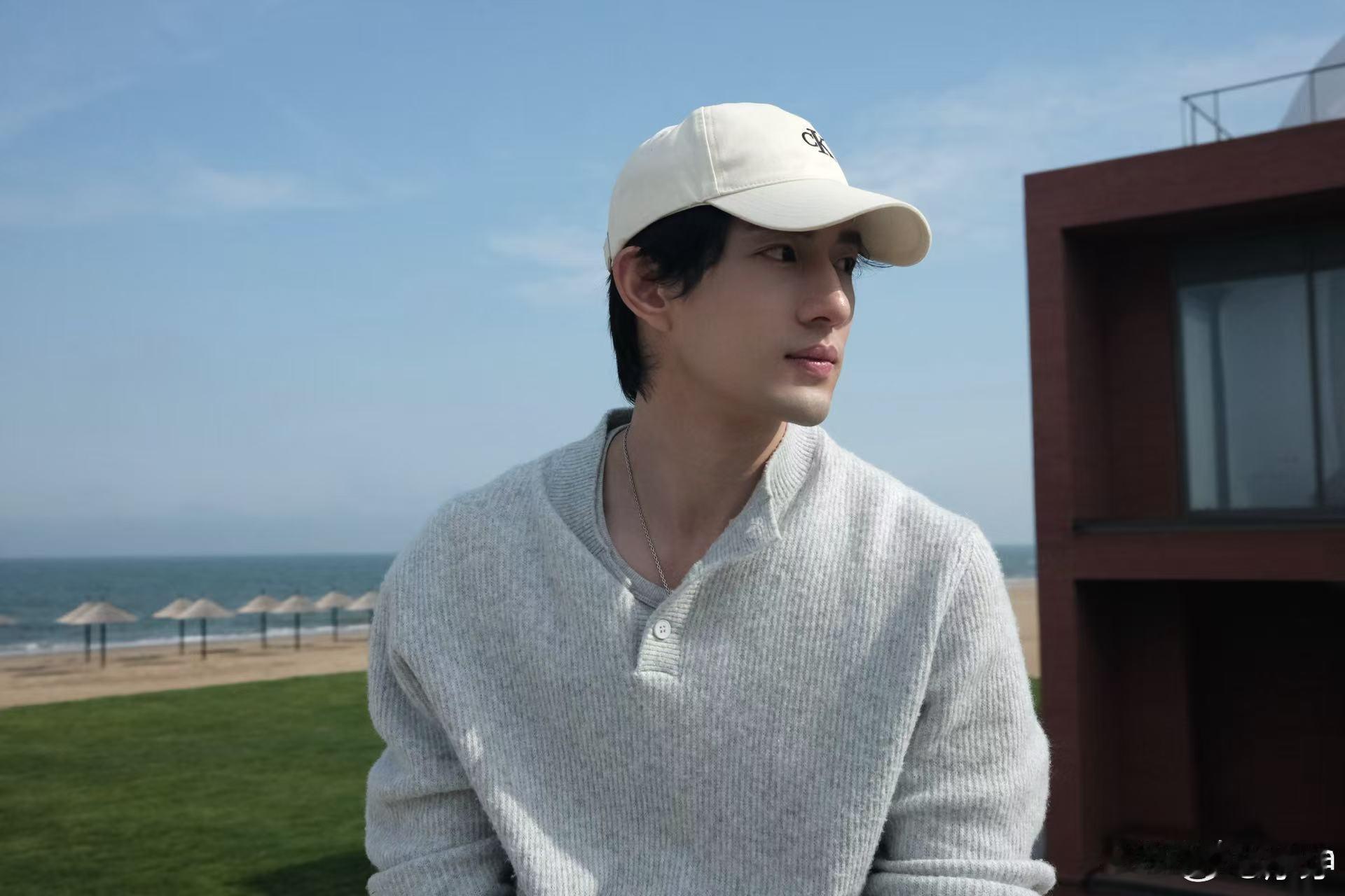孙政吕思瞳520同款合影 刷到这组日常合拍瞬间心动，两个人同框画面特别和谐，随性