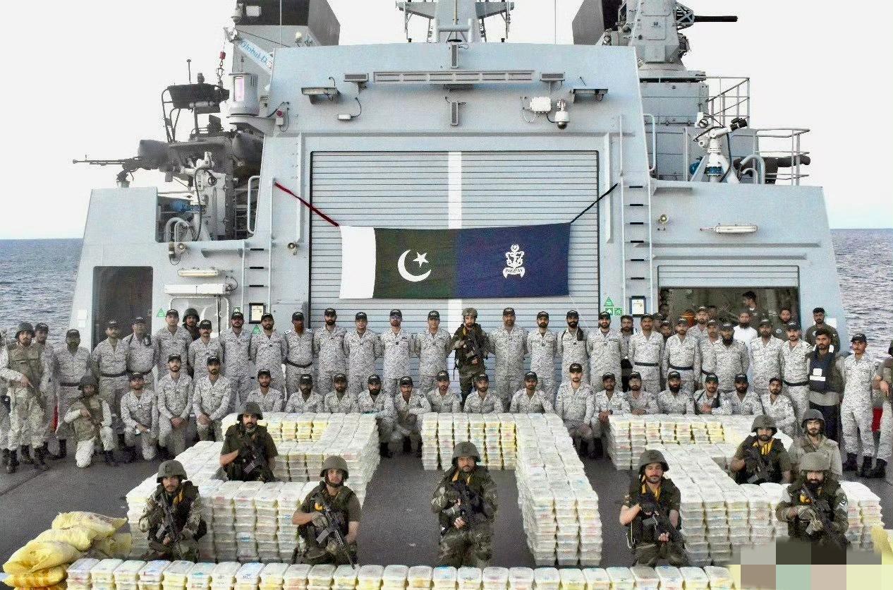 巴基斯坦海军F-272 “Tabuk”号巡逻舰本周在阿拉伯海进行的一次反毒品海上