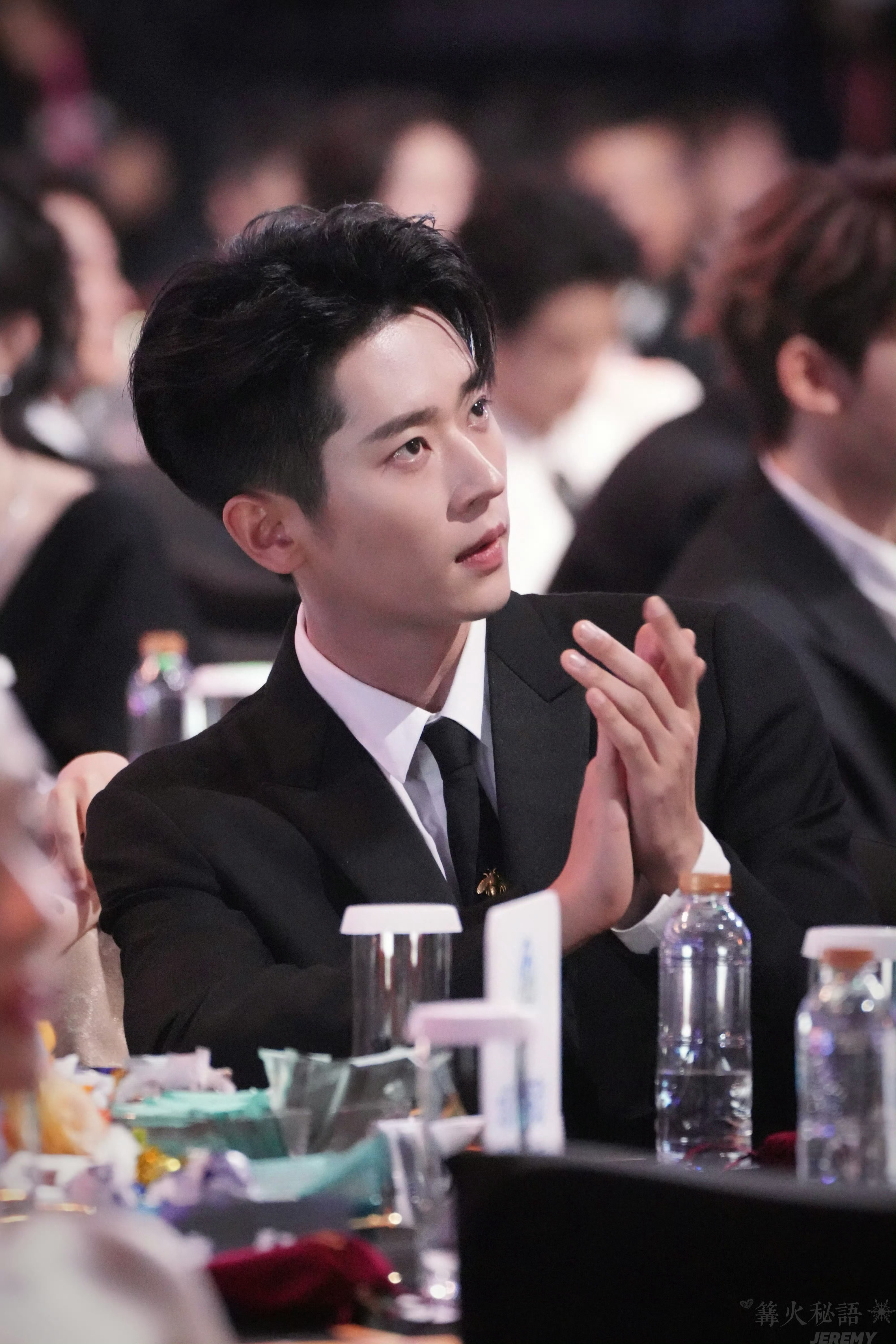 别家站姐发的丞磊愚人节团建别家站姐发的丞磊好多神图啊西装的神！站姐团建