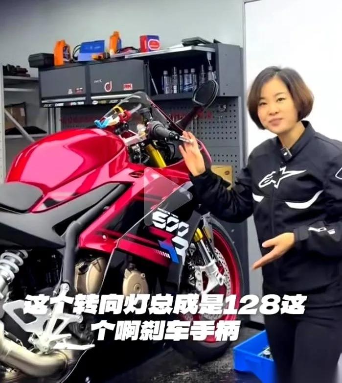 张雪机车爆火却不涨价，
老婆直播掀底价，
商家直接傻眼！
 
谁能想到！
张雪的