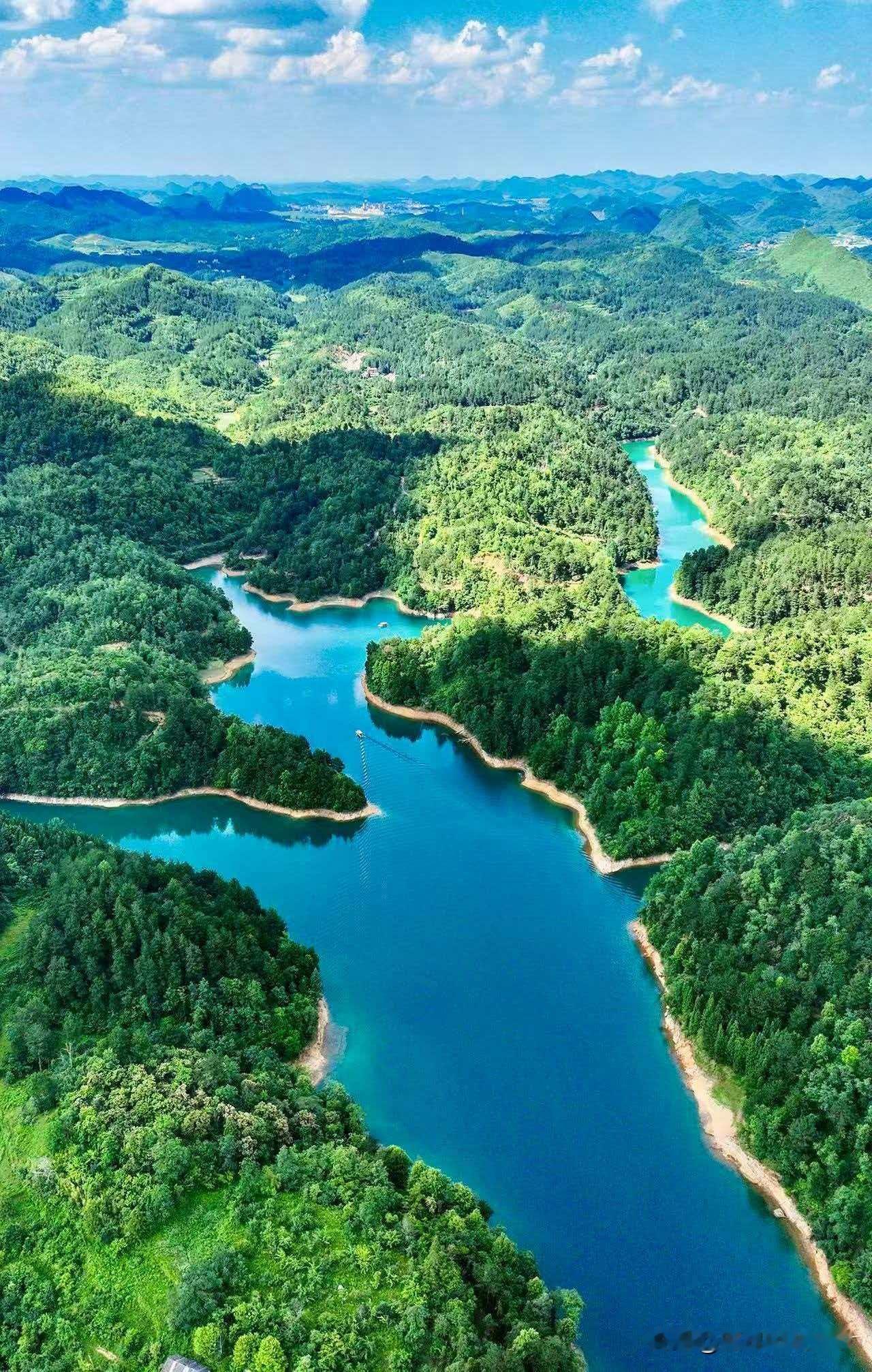 春日生活打卡季长顺杜鹃湖风景名胜区位于贵州省长顺县境内，地处贵阳、安顺两市交界，