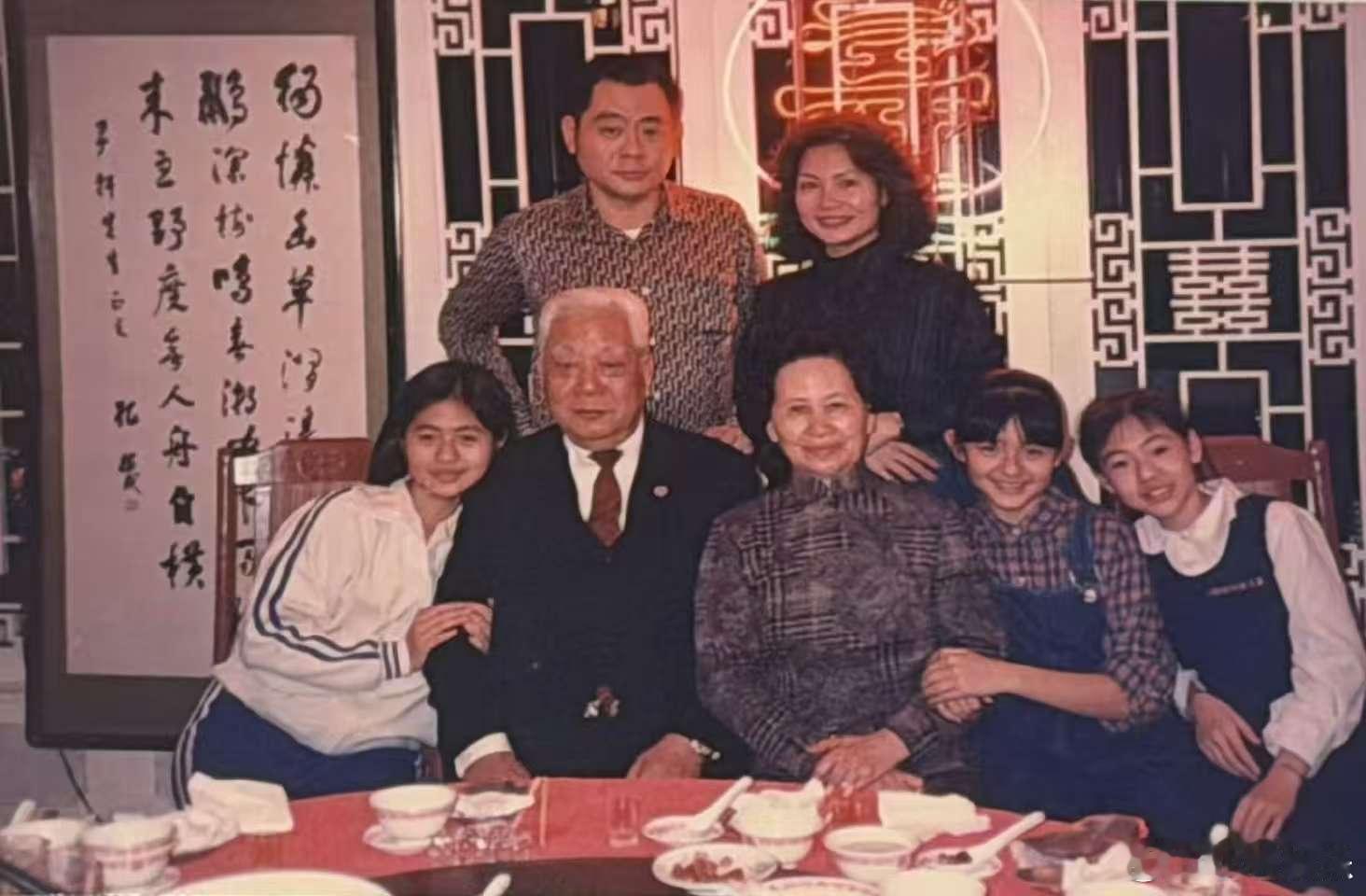 小S晒旧照片发文小S晒旧照片 小S晒旧照片发文  有这样的姐姐一辈子都释怀不了 