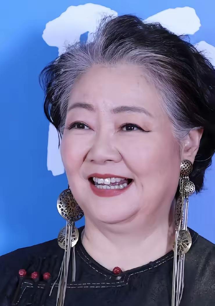57岁了，实力派演员，
过的真实又接地气，
有白发也不染，不减肥，
有一张自然衰