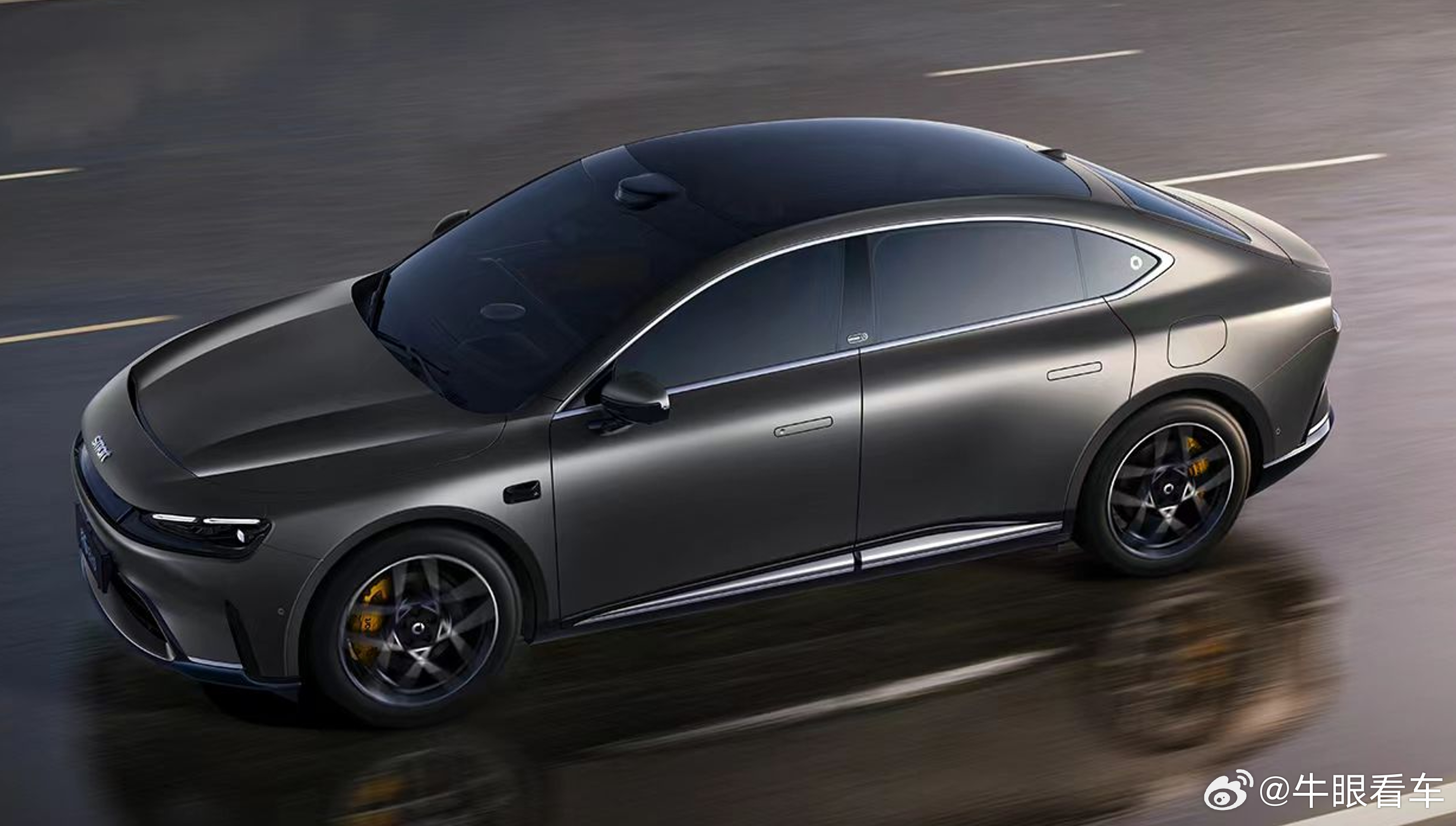 不讨论smart是不是需要出轿车，精灵6号这个设计还是不错的。C柱部分看着是不是