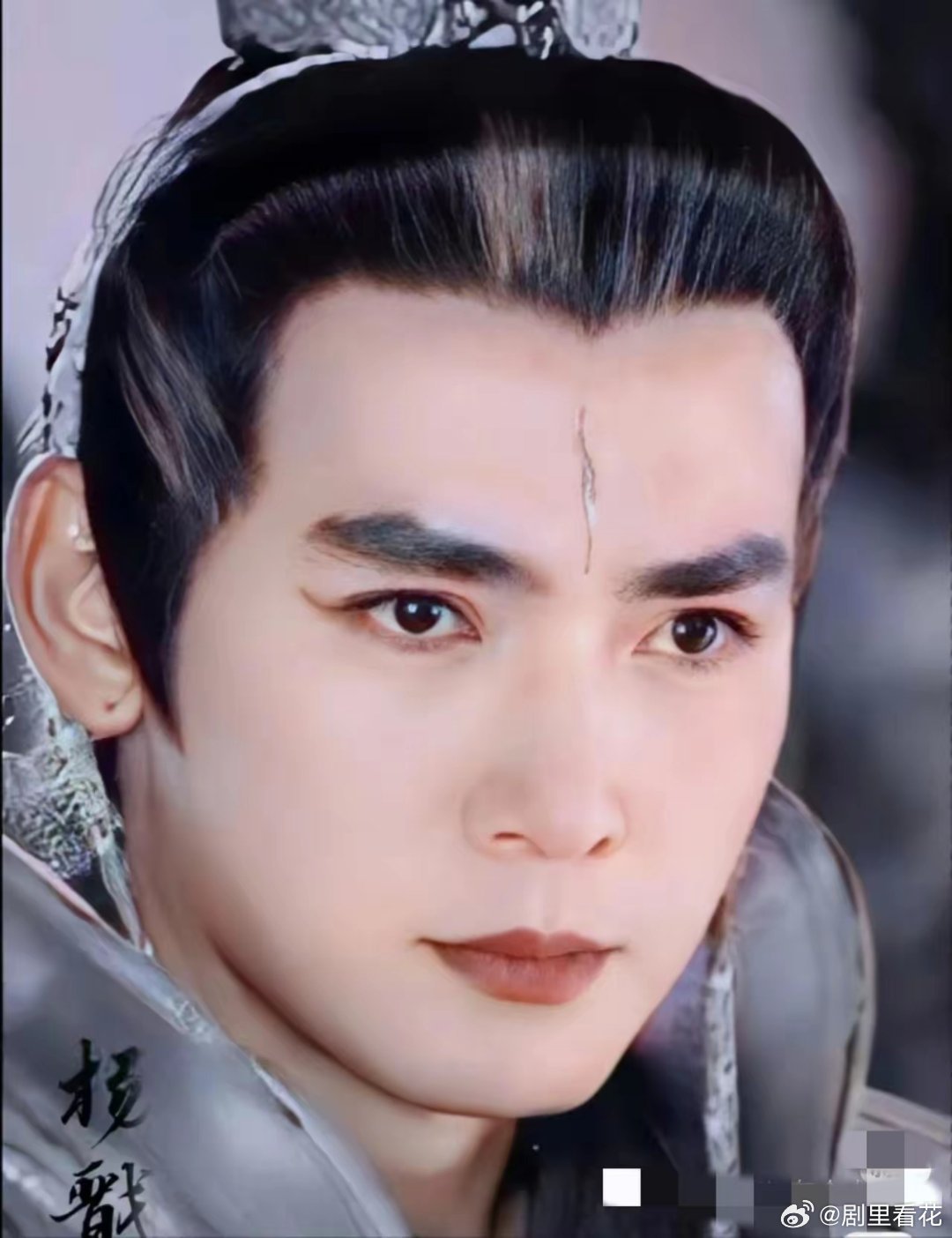 张凌赫并不完全是造型的问题，我觉得争议的地方，主要是演技跟态度方面，不信你看小李