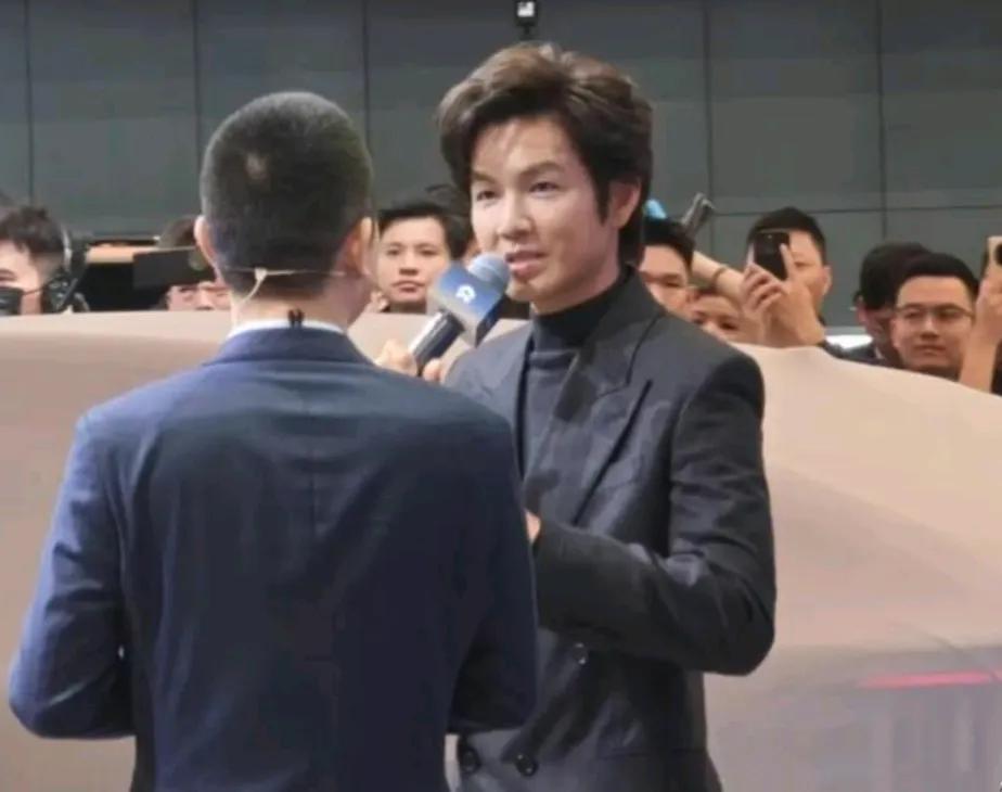 脸也肿了！

不老男神，也开始整了

感觉整个脸都有点肿了

估计是脸填充，还没