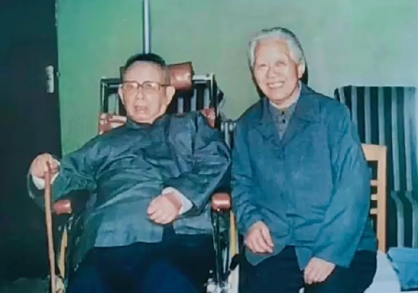 1987年，王必成将军与夫人陈瑛在南京家中的一张留影，王必成中将当年华野赫赫有名