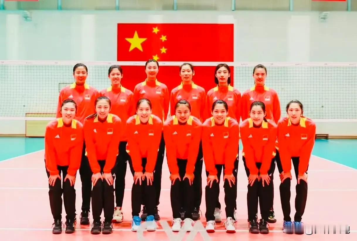 中国女排今日出发赴巴黎奥运，12+1大名单如下：

主攻：朱婷、李盈莹、吴梦洁、