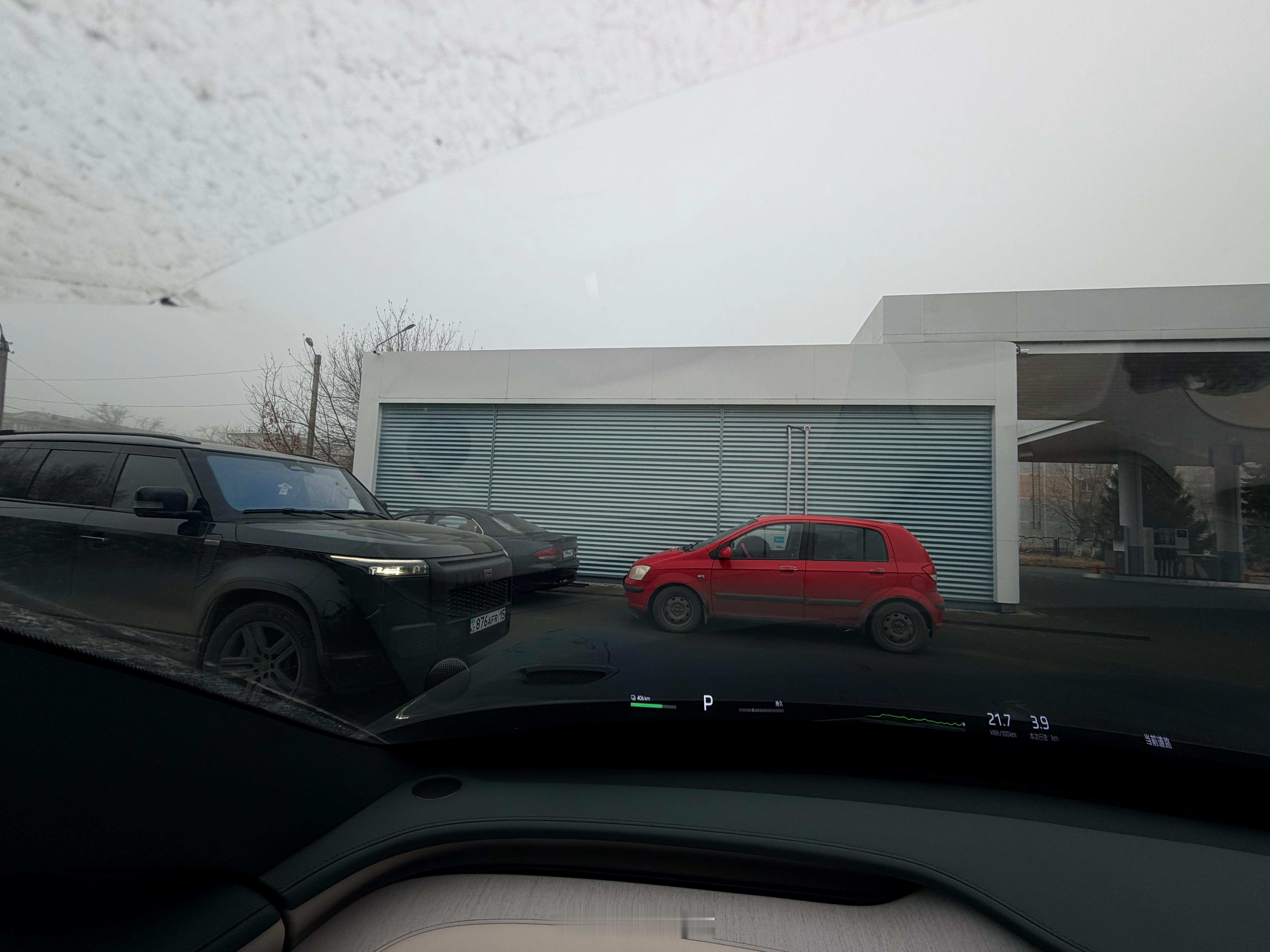 我正在哈萨克充最后一次电，来了一辆极石来充电，这边油价如此便宜，为啥还充电啊但其