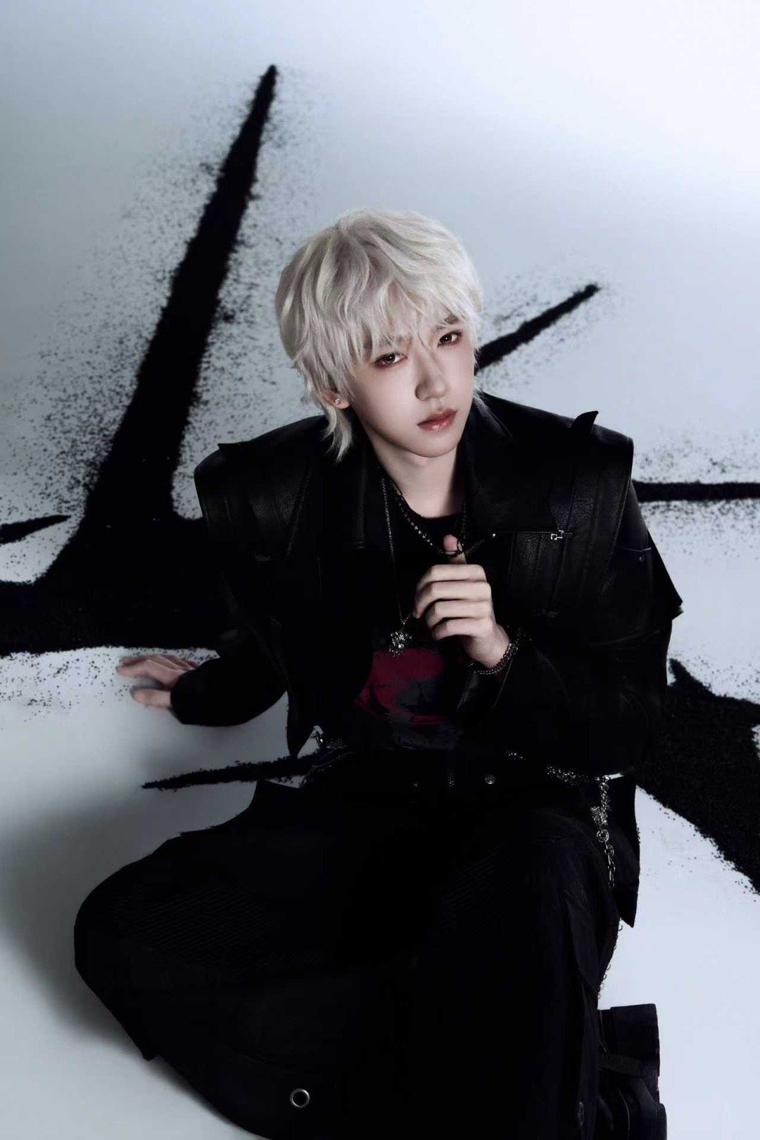 贺峻霖加冠概念照 贺峻霖加冠概念照有银发＋黑色皮衣造型好帅呀，期待峻霖的演唱会舞