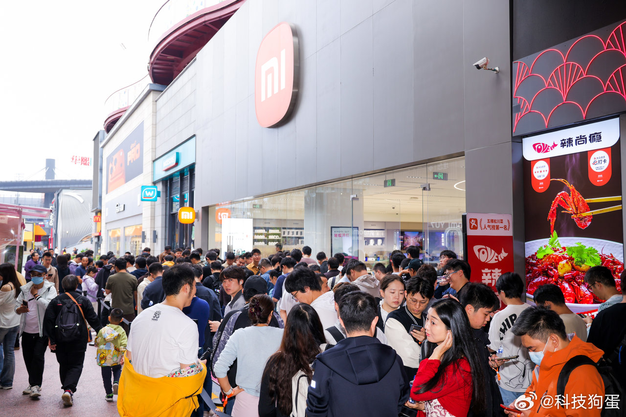 人民日报点赞小米17创新人民日报发文点赞小米，点出小米17 Pro Max卖断货