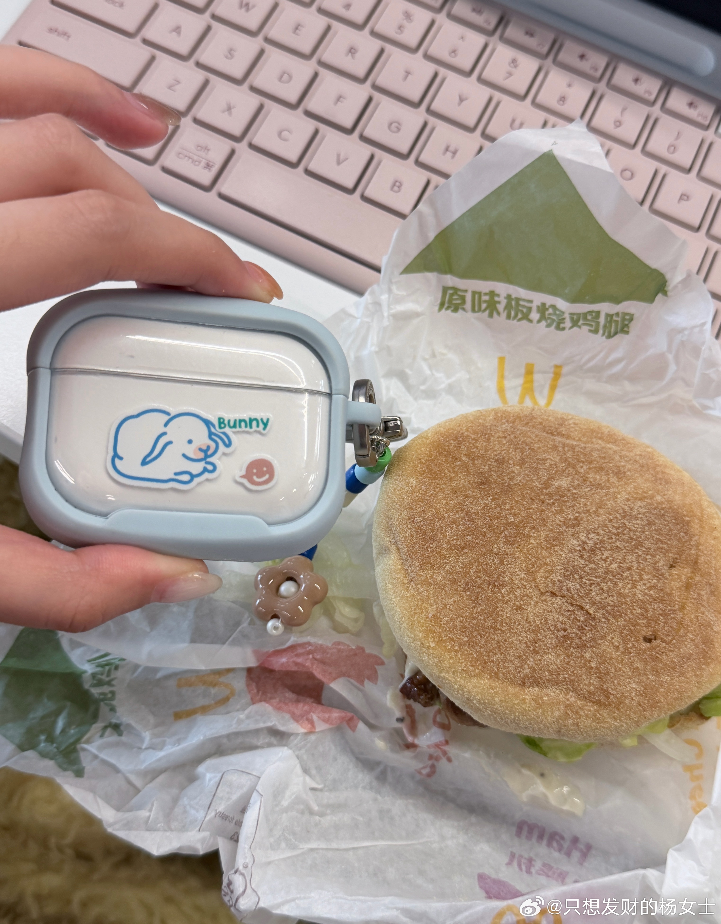 板烧鸡腿堡已经快比我胸贴还小了……
