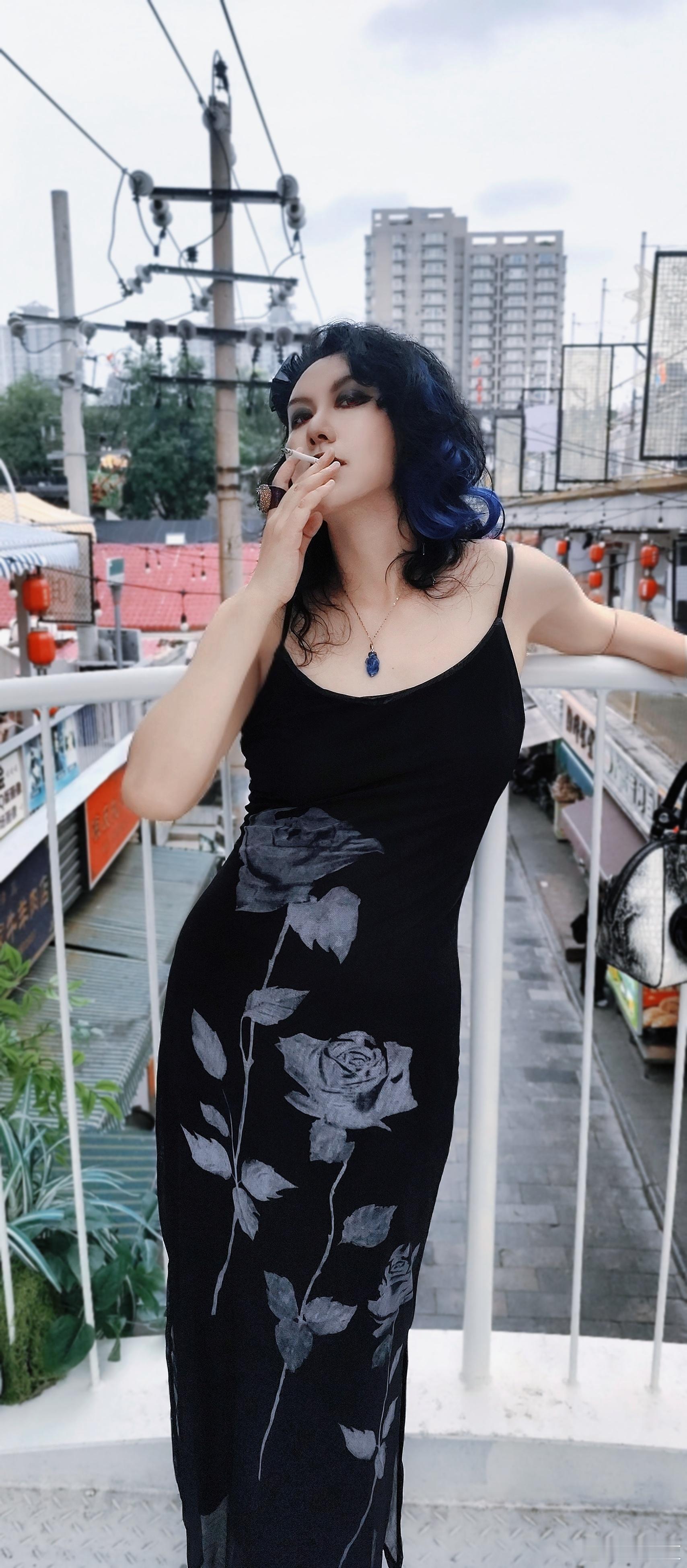Vivian又出来害人了。《爱与朦胧》/(Love and Dim) Vivia