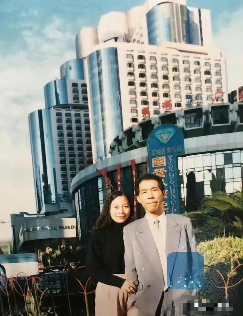 1996年，流窜到深圳的劳荣枝和法子英。后面的建筑就是罗湖大厦。 