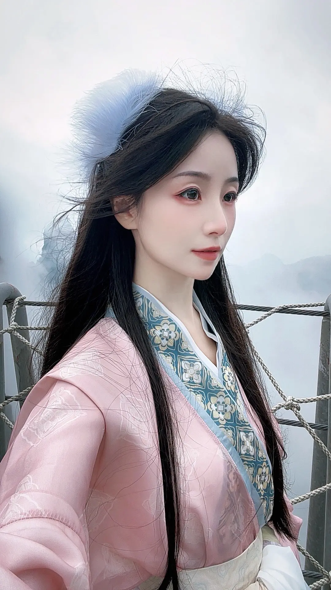 “浮生暂寄梦中梦，世事如闻风里风”